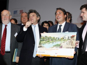Jean Louis Borloo remet à Michel Destot le 1er prix du concours écoquartier.