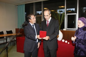 Michel Destot remet la médaille de la Ville à Monsieur Boualam Hacène.