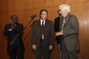 Michel destot a remis la Médaille de la Ville à Pierre Girardet, président de l'Association Nationale des Médecins et Sauveteurs en Montagne.