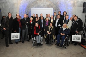 Michel Destot entouré des élus, des partenaires et des commerçants lors de la remise des prix du concours du commerce accèssible à la Bastille. 