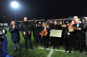 Michel Destot entouré des proches de Jean Lienard et des représentants du FCG Rugby lors de l'inauguration de la tribune à la mémoire de ce dernier 