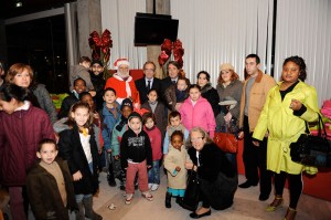 Michel Destot, Albert Dupuy et le Père Noël entourés des enfants et des familles