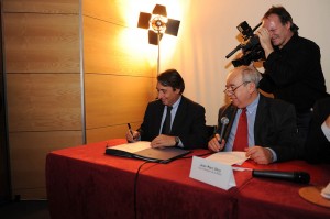 Michel Destot signe la Charte d'engagement 2009-2014 du Plan Climat Local en présence de Jean-Marc Uhry.