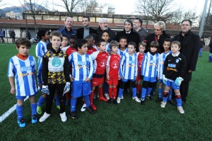 Michel Destot, Farid Derbal, Sylvie Drulhon, Denis Pinot et Alain Pilaud entourés des dirigeants et des jeunes footballeurs de l'AS Bajatières