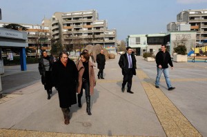 Visite-baladins Michel Destot en visite dans le quartier des Baladins accompagné de Farida Boudaoud, de Jérôme Safar