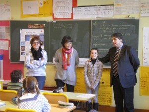 parlement-des-enfants En présence de Christine Crifo, Michel Destot a rendu visite aux élèves de la classe de CM² de l'école Jules Ferry de Fontaine