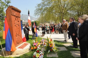 Michel Destot accompagné de Geneviève Fioraso a rendu hommage aux victimes du génocide devant le Khatchkar situé proche de l'Hôtel de Ville.