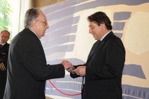 A l'occasion de la Cérémonie, Michel Destot a reçu la médaille éditée par la Fédération nationale des déportés et internés résistants et patriotes pour son engagement.