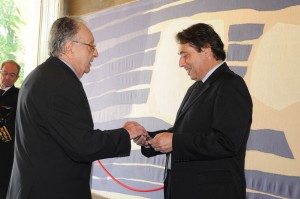 medaille_de_la_deportation A l'occasion de la Cérémonie, Michel Destot a reçu la médaille éditée par la Fédération nationale des déportés et internés résistants et patriotes pour son engagement.