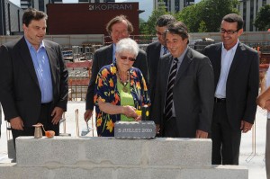 atmosphair Pose de la 1ère pierre par Andrée Nieloux, présidente de l'union de quartier Alliés-Alpins-Beauvert et Michel Destot en présence des élus et responsables du projet