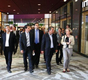 Michel Destot entouré de Geneviève Fioraso, Jérôme Safar, Philippe de Longevialle et Ariane Simiand lors de la visite du centre commercial