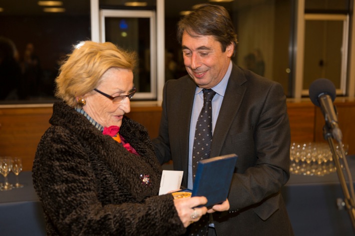 Marie-Thérèse Massard reçoit la grande médaille de la Ville