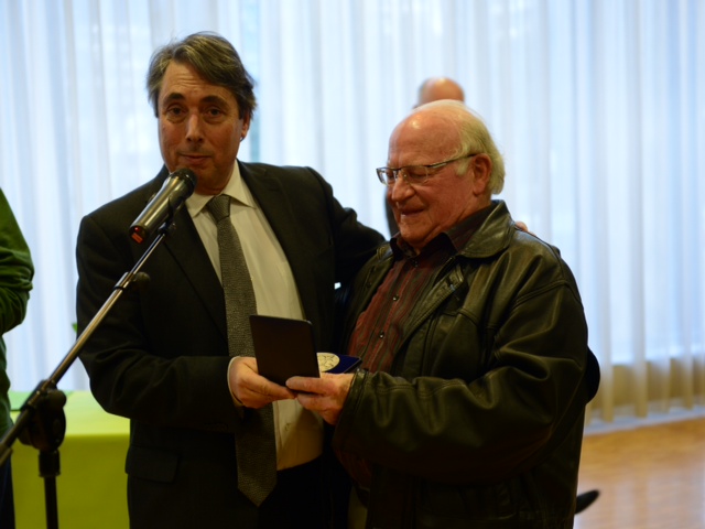 Remise de la médaille de la Ville à Henri Biron