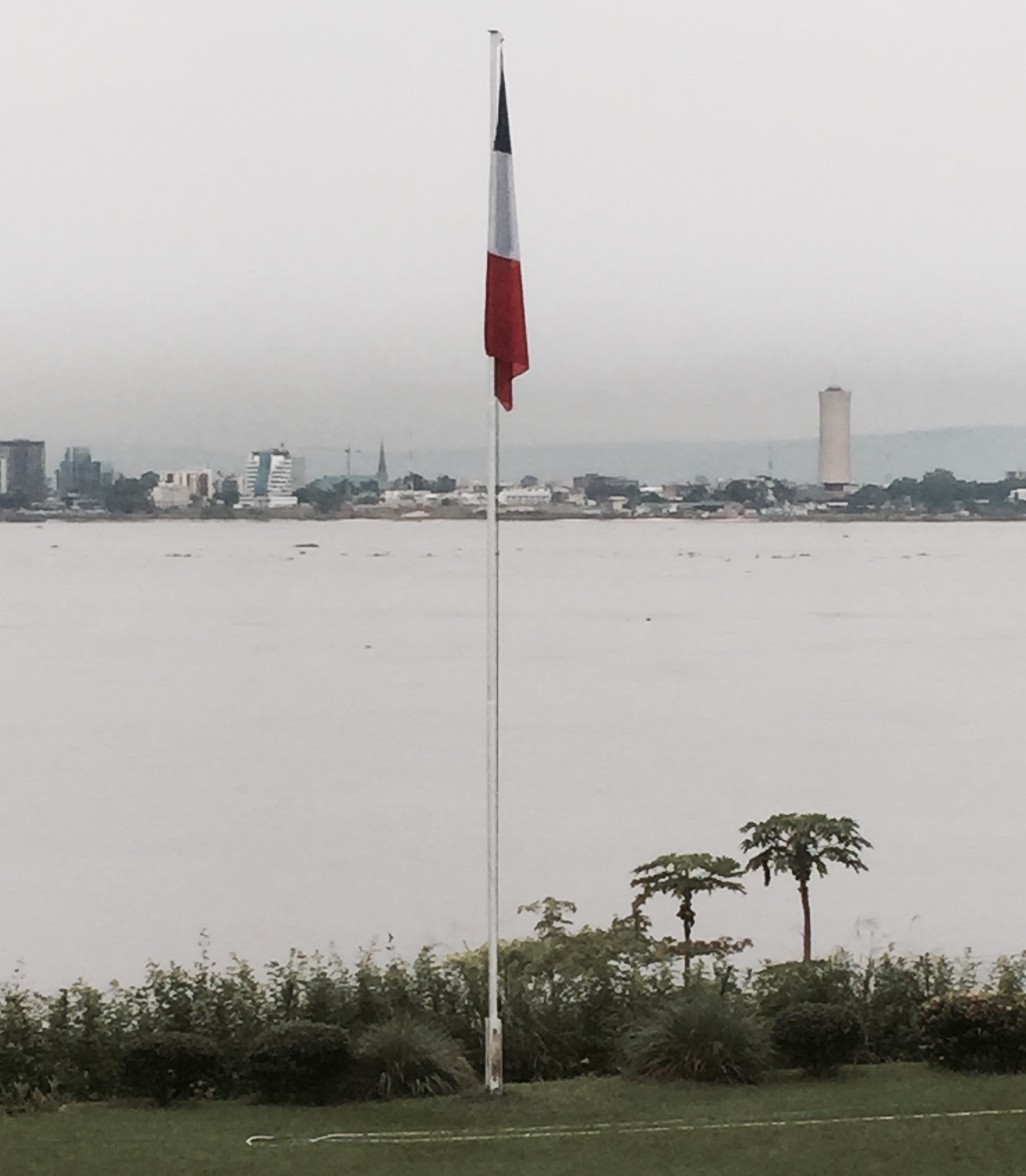 Brazzaville, capitale de l'autre Congo, au loin, vue de la Résidence Française à Kinshasa