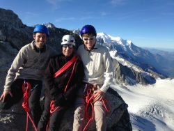 Aux côtés de Maxime et Quentin, actuel et ancien collaborateurs. Et au fond, le Mont Blanc.