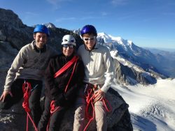 Aux côtés de Maxime et Quentin, actuel et ancien collaborateurs. Et au fond, le Mont Blanc.